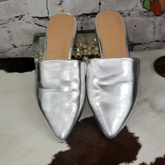 A. New. Day Mules, Metallic Silver Size7.5 - Picture 3 of 8